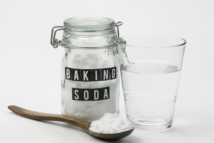 baking soda and glass of water