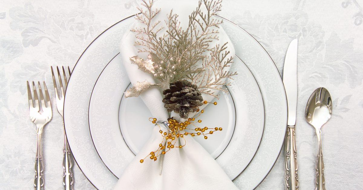 сервируем новогодний стол. сервировка на новый год. новогодняя сервировка столовых приборов. идеи сервировки новогоднего стола. стильная новогодняя сервировка.