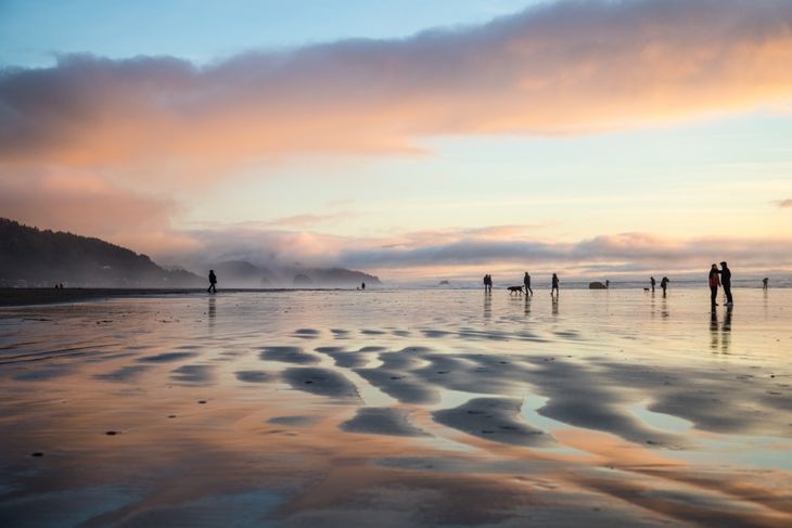 Cannon Beach, beach sunset, Oregon, pnw, pacific northwest, USA, famous beach, coastal landscape, reflection, beach rocks, golden hour on the coast, warm light, sunshine, holidays