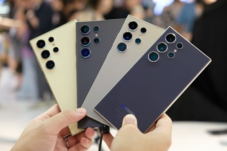 A Person holding four versions of the Galaxy Samsung Galaxy S24