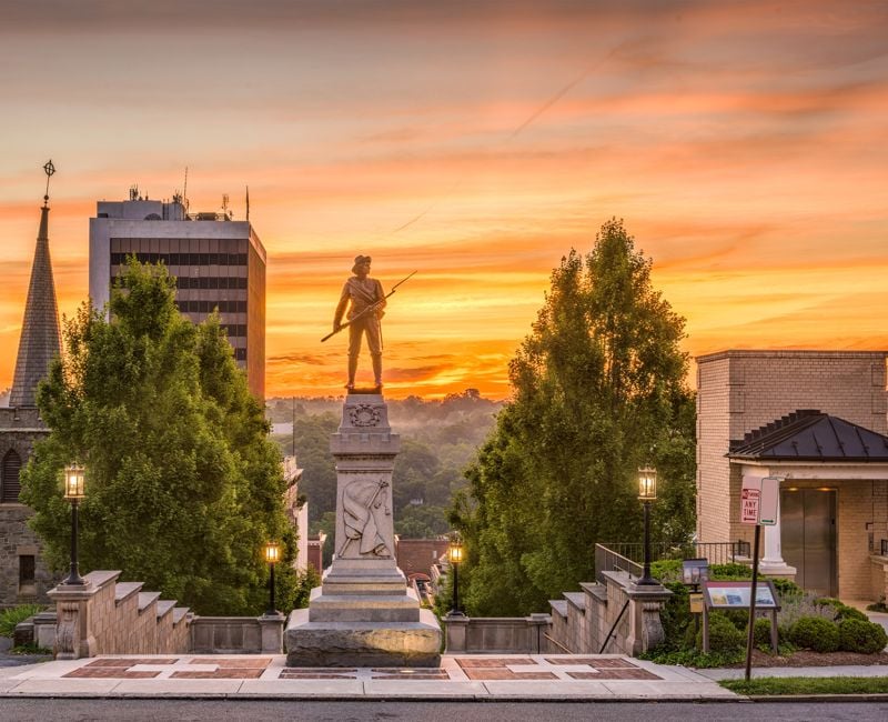 Lynchburg, Virginia, USA monuments and cityscape.